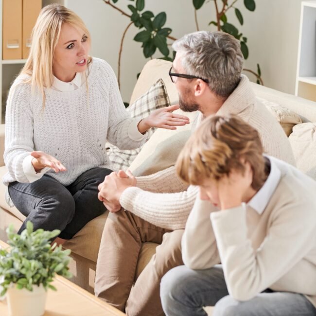 padres ayudando a su hijo a salir de las adicciones